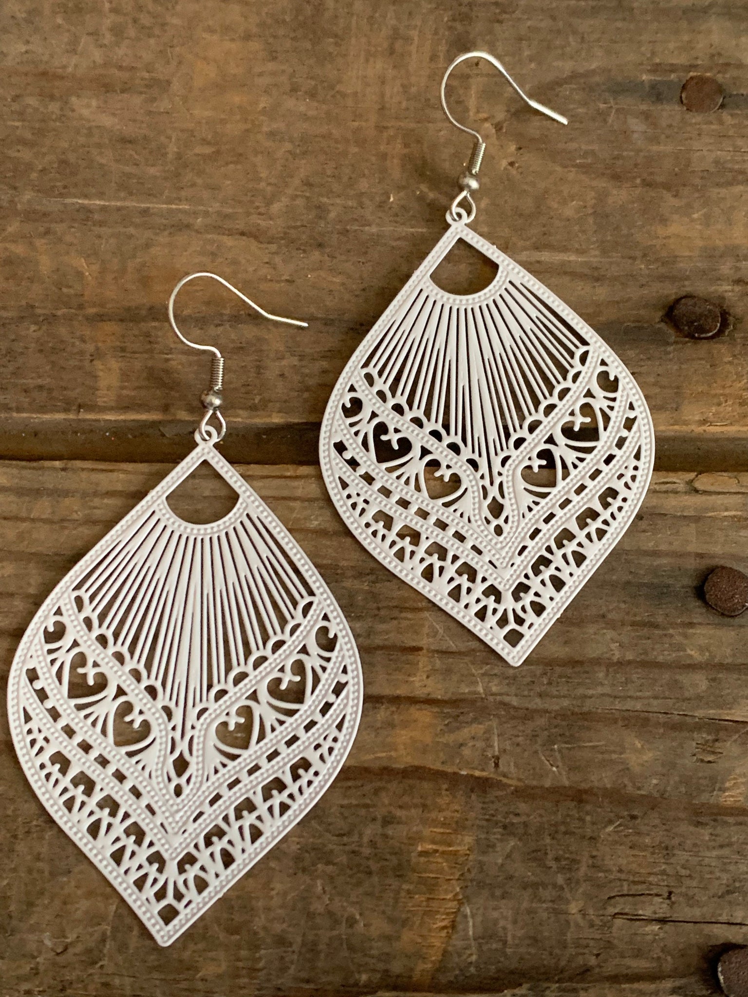 Boucles d’oreilles breloque feuille blanche Comme un ange