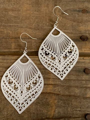 Boucles d’oreilles breloque feuille blanche Comme un ange