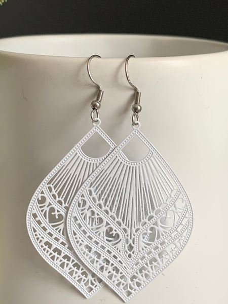 Boucles d’oreilles breloque feuille blanche Comme un ange