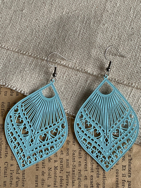 Boucles d’oreilles breloque feuille bleue pâle Comme un ange