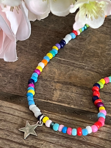 Collier de petites billes multicolores breloque étoile Comme un ange