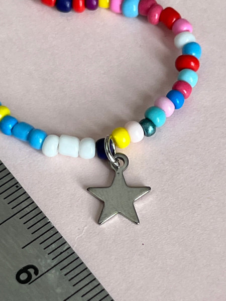 Collier de petites billes multicolores breloque étoile Comme un ange