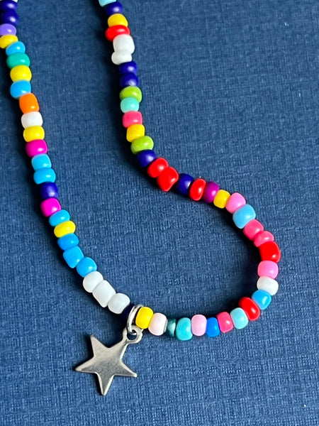 Collier de petites billes multicolores breloque étoile Comme un ange
