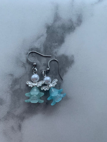 Boucles d’oreilles ange tete de perle blanche et robe bleue sur crochet alliage de métaux argent