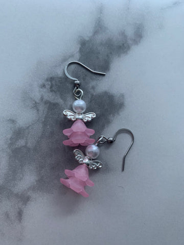 Boucles d’oreilles breloque ange tête de perle robe rose Comme un ange