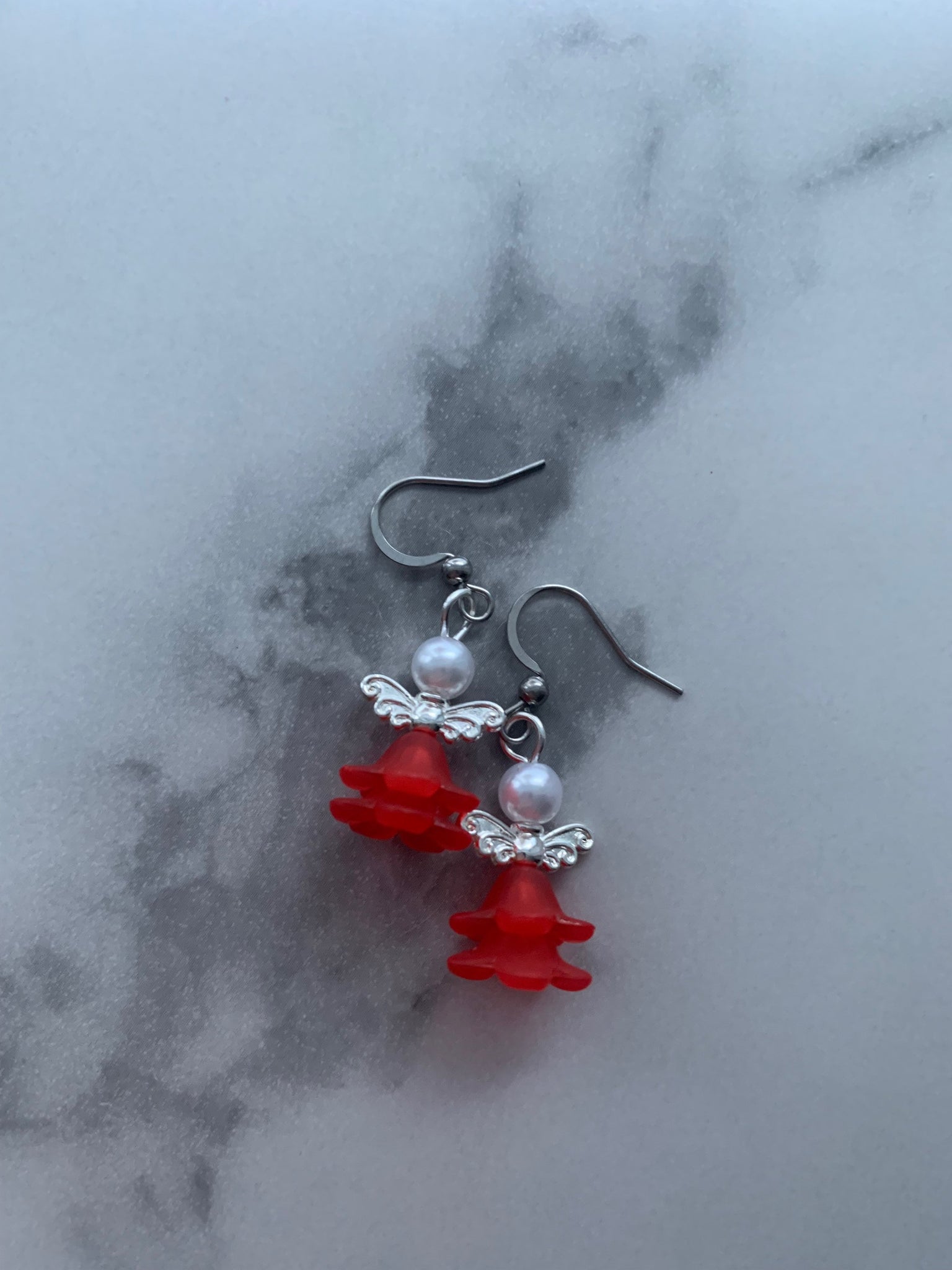 Boucles d’oreilles breloque ange tête de perle robe rouge Comme un ange