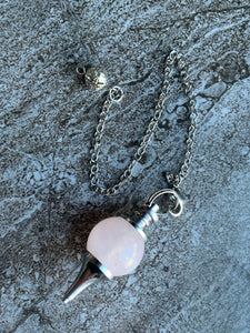 Pendule en pierre naturelle de quartz rose sur crochet alliage de métaux argent Comme un ange