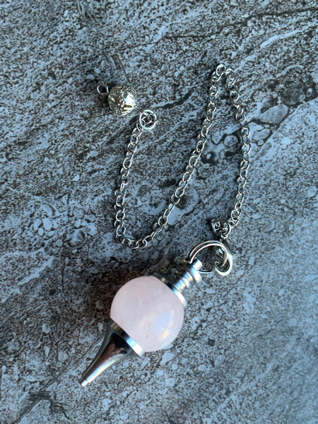 Pendule en pierre naturelle de quartz rose sur crochet alliage de métaux argent Comme un ange