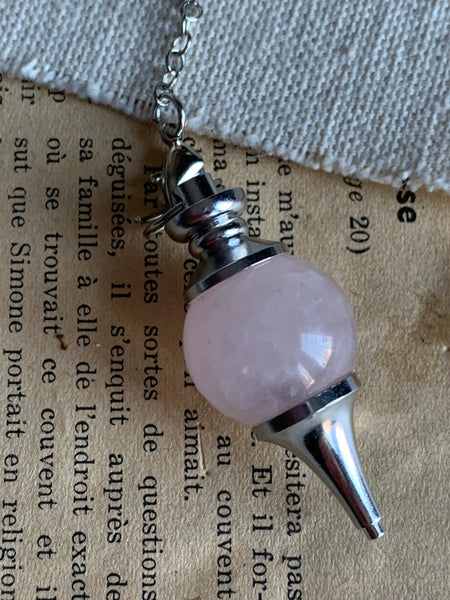 Pendule en pierre naturelle de quartz rose sur crochet alliage de métaux argent Comme un ange