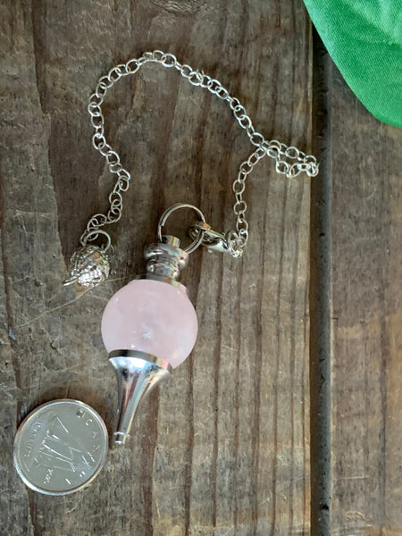 Pendule en pierre naturelle de quartz rose sur crochet alliage de métaux argent Comme un ange