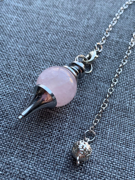 Pendule en pierre naturelle de quartz rose sur crochet alliage de métaux argent Comme un ange