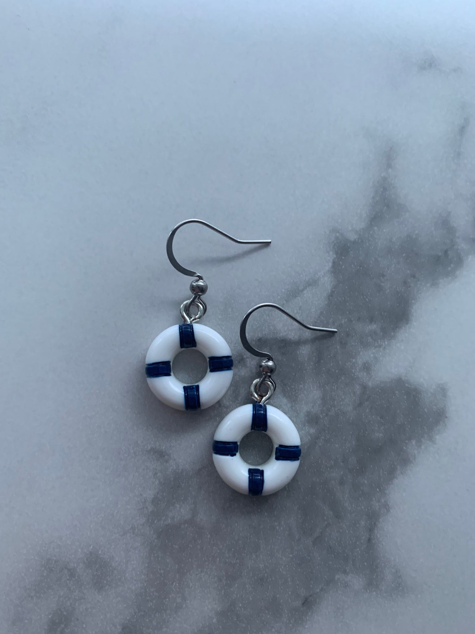 Boucles d’oreilles breloque bouée de bateau bleue et blanche Comme un ange