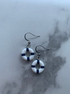 Boucles d’oreilles breloque bouée de bateau bleue et blanche Comme un ange