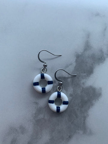 Boucles d’oreilles breloque bouée de bateau bleue et blanche Comme un ange