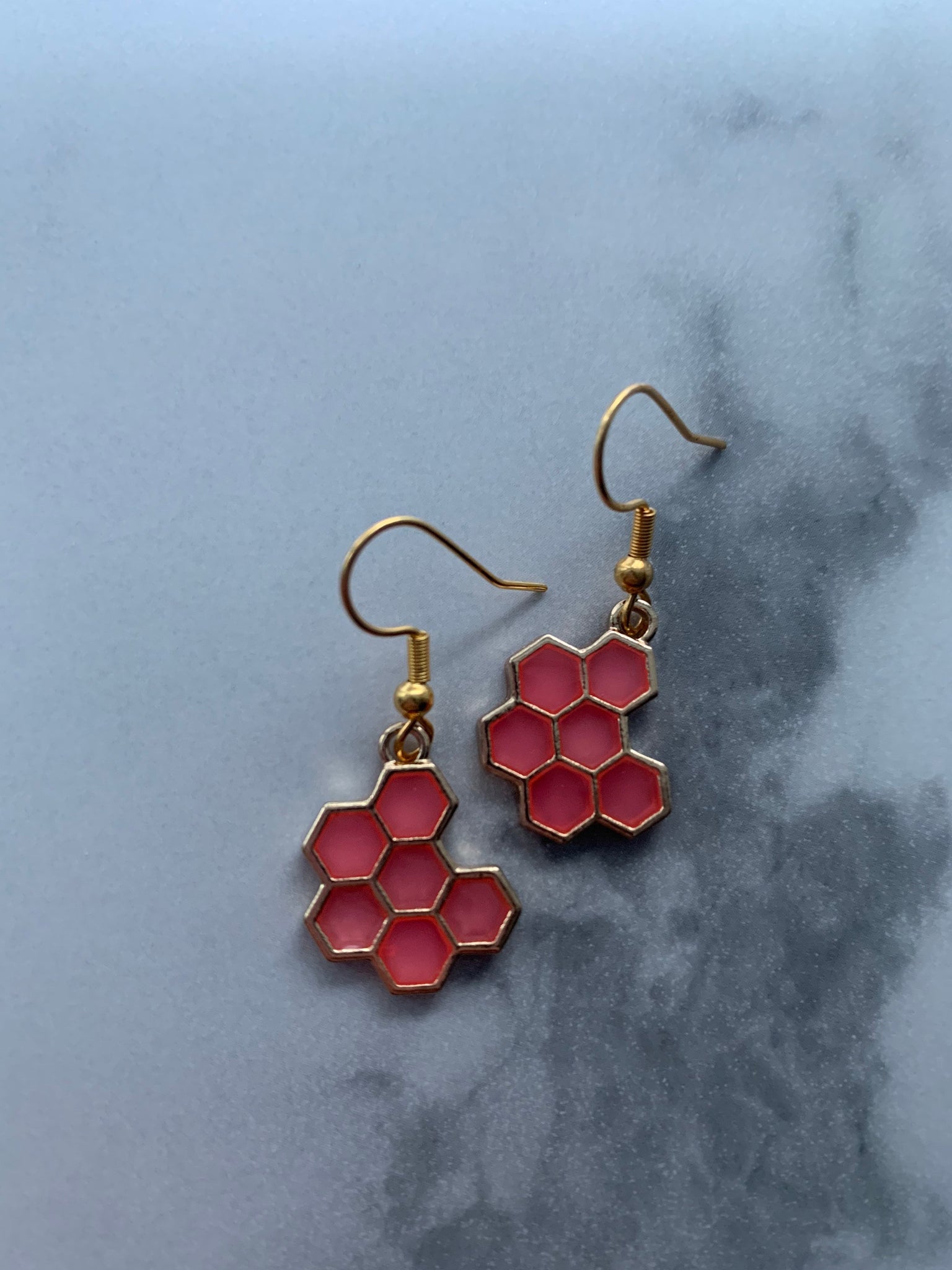 Boucles d’oreilles breloque alvéoles d’abeilles rose Comme un ange