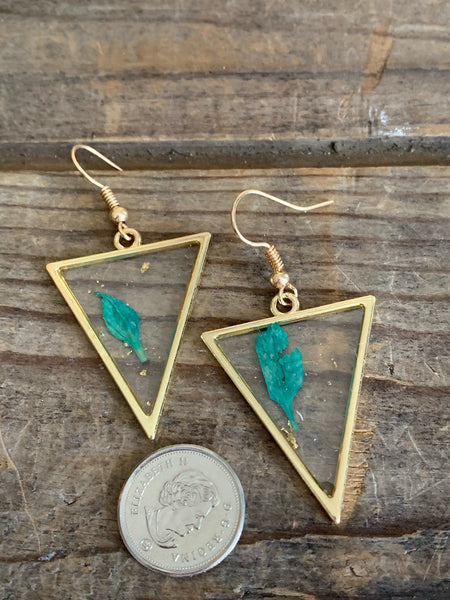 Boucles oreilles géométrique triangle et petite feuille verte