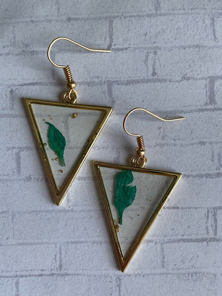 Boucles oreilles géométrique triangle et petite feuille verte