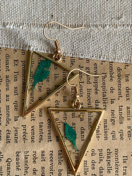 Boucles oreilles géométrique triangle et petite feuille verte