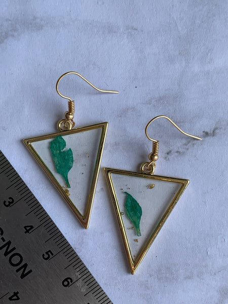 Boucles oreilles géométrique triangle et petite feuille verte