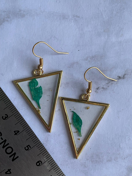 Boucles oreilles géométrique triangle et petite feuille verte Comme un ange