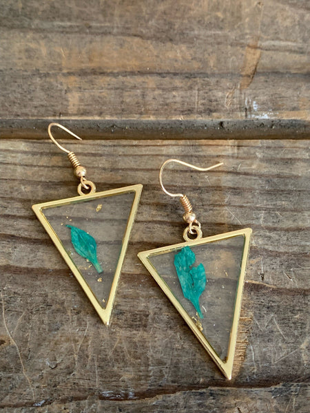 Boucles oreilles géométrique triangle et petite feuille verte