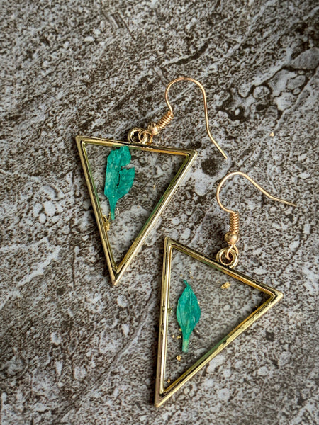 Boucles oreilles géométrique triangle et petite feuille verte