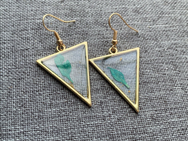 Boucles oreilles géométrique triangle et petite feuille verte