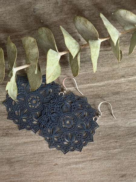 Boucles oreilles mandalas marine gris foncé Comme un ange