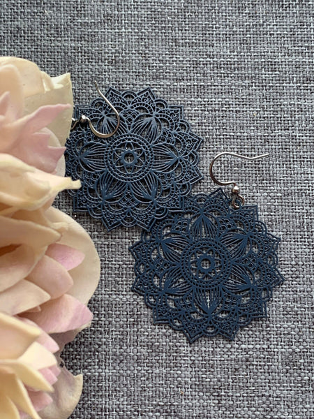Boucles oreilles mandalas marine gris foncé Comme un ange