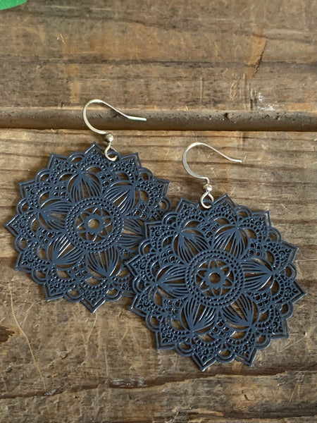 Boucles oreilles mandalas marine gris foncé Comme un ange