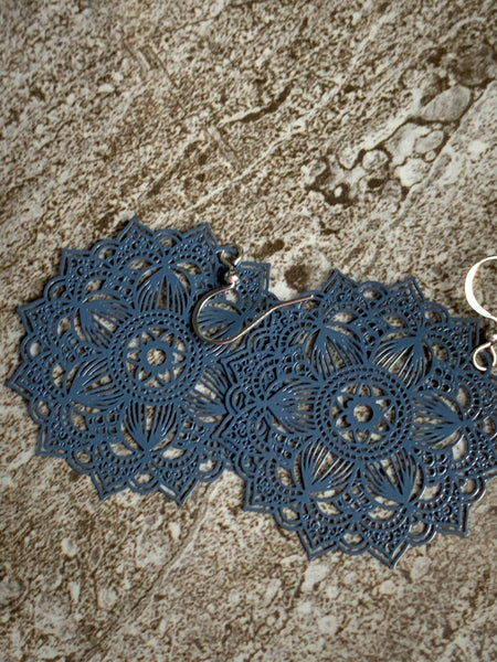 Boucles oreilles mandalas marine gris foncé Comme un ange