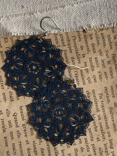 Boucles oreilles mandalas marine gris foncé Comme un ange