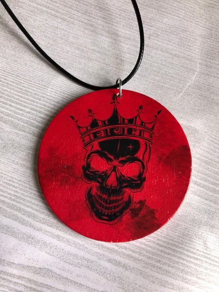 Collier breloque garçon rond bois modèle skull tête de mort tête de squatte noir sur fond rouge Comme un ange
