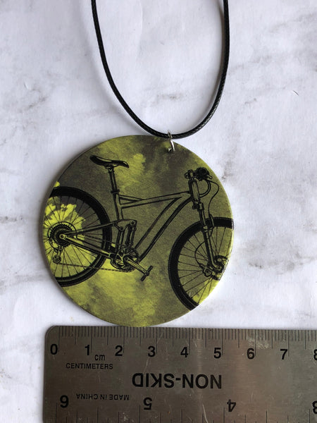 Collier breloque garçon rond bois vert  et jaune modèle adolescent vélo bicyclette noire Comme un ange