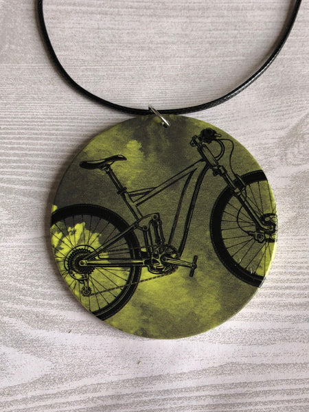 Collier breloque garçon rond bois vert  et jaune modèle adolescent vélo bicyclette noire Comme un ange