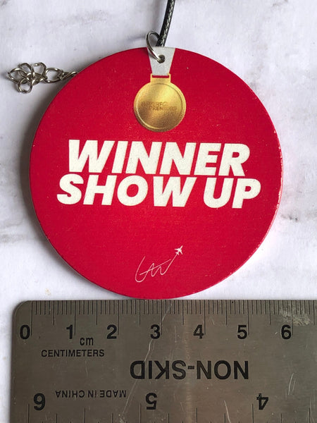 Collier breloque garçon rond bois rouge winner show up Comme un ange