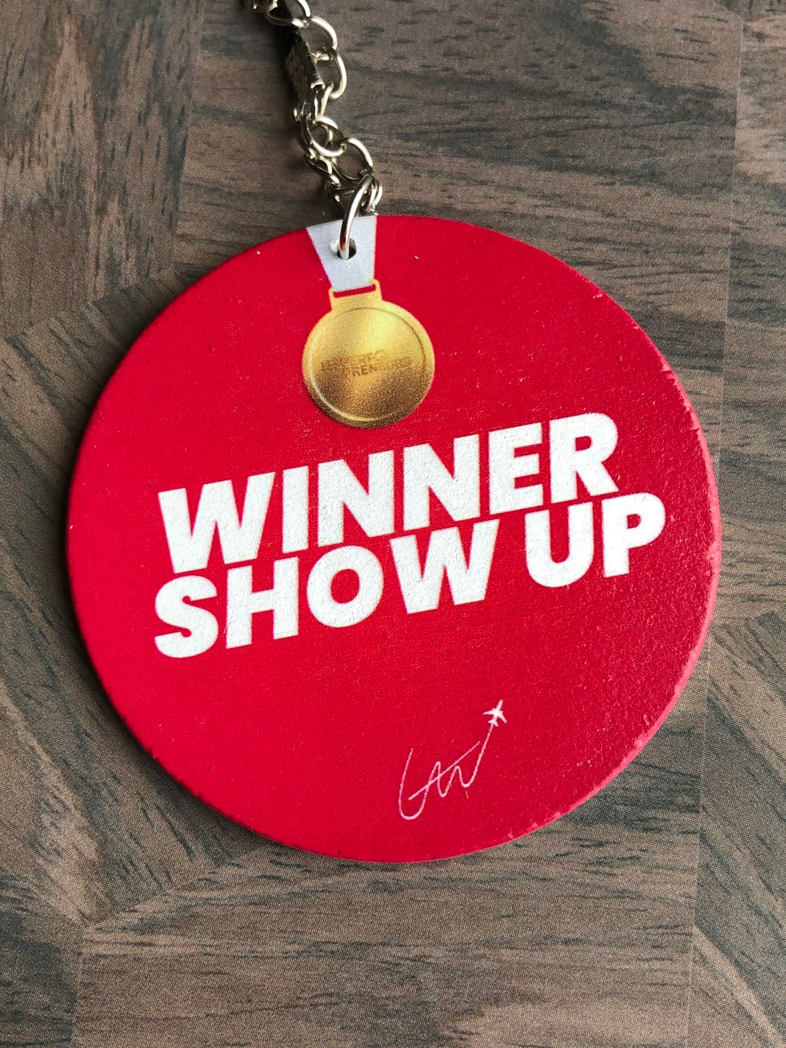 Collier breloque garçon rond bois rouge winner show up Comme un ange