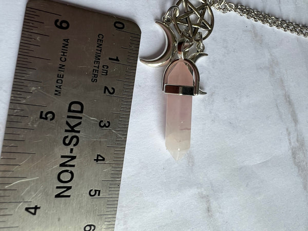 Collier pendule pierre de quartz rose  sur chaîne alliage de métaux argent étoile de sorcellerie et croissant de lune pendule divinatoire Comme un ange
