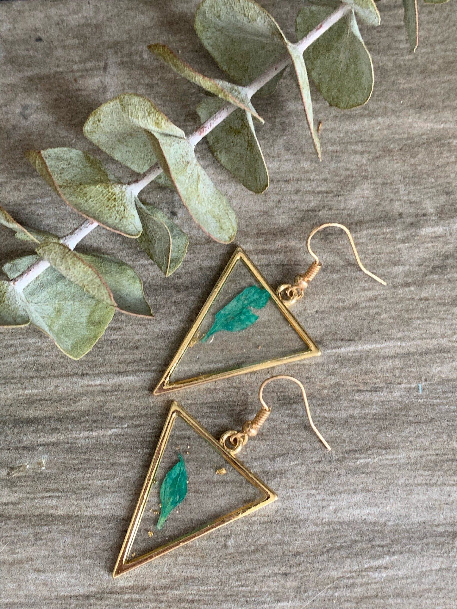 Boucles oreilles géométrique triangle et petite feuille verte Comme un ange
