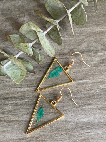 Boucles oreilles géométrique triangle et petite feuille verte