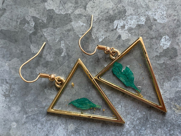 Boucles oreilles géométrique triangle et petite feuille verte