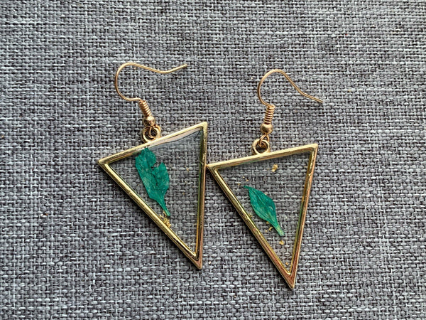 Boucles oreilles géométrique triangle et petite feuille verte