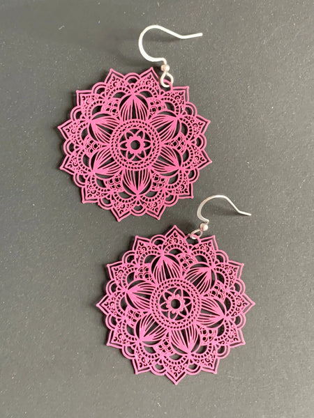 Boucles oreilles mandalas couleur mauve prune Comme un ange