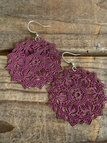 Boucles oreilles mandalas couleur mauve prune Comme un ange