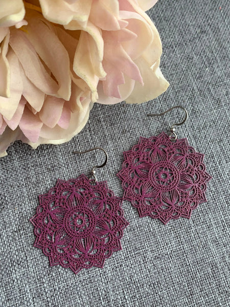Boucles oreilles mandalas couleur mauve prune Comme un ange