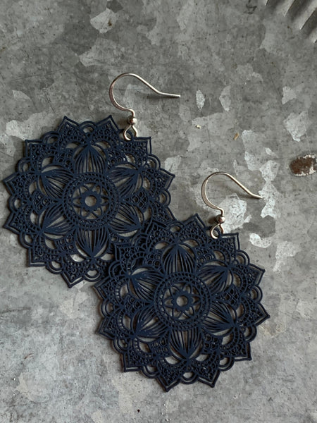 Boucles oreilles mandalas marine gris foncé Comme un ange