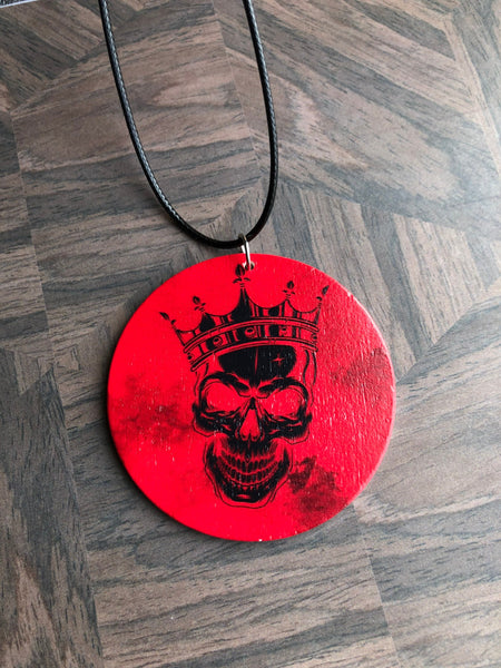 Collier breloque garçon rond bois modèle skull tête de mort tête de squatte noir sur fond rouge Comme un ange