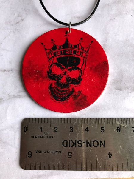 Collier breloque garçon rond bois modèle skull tête de mort tête de squatte noir sur fond rouge Comme un ange