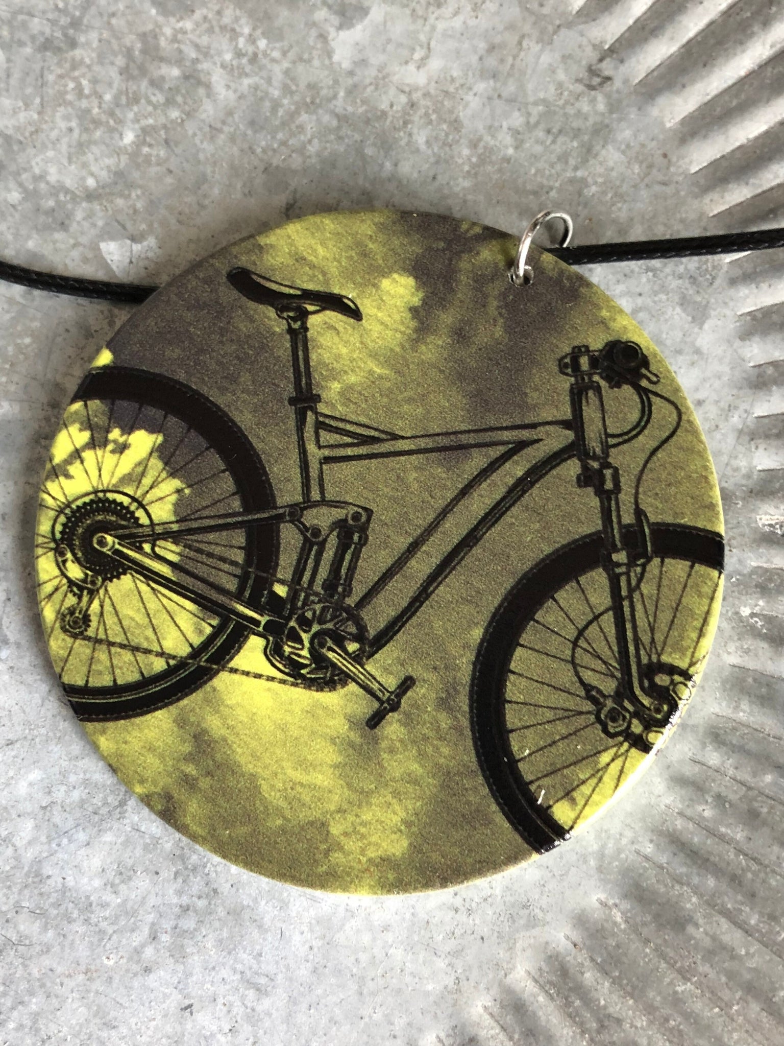 Collier breloque garçon rond bois vert  et jaune modèle adolescent vélo bicyclette noire Comme un ange