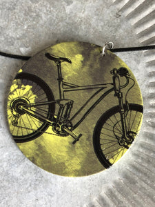 Collier breloque garçon rond bois vert  et jaune modèle adolescent vélo bicyclette noire Comme un ange